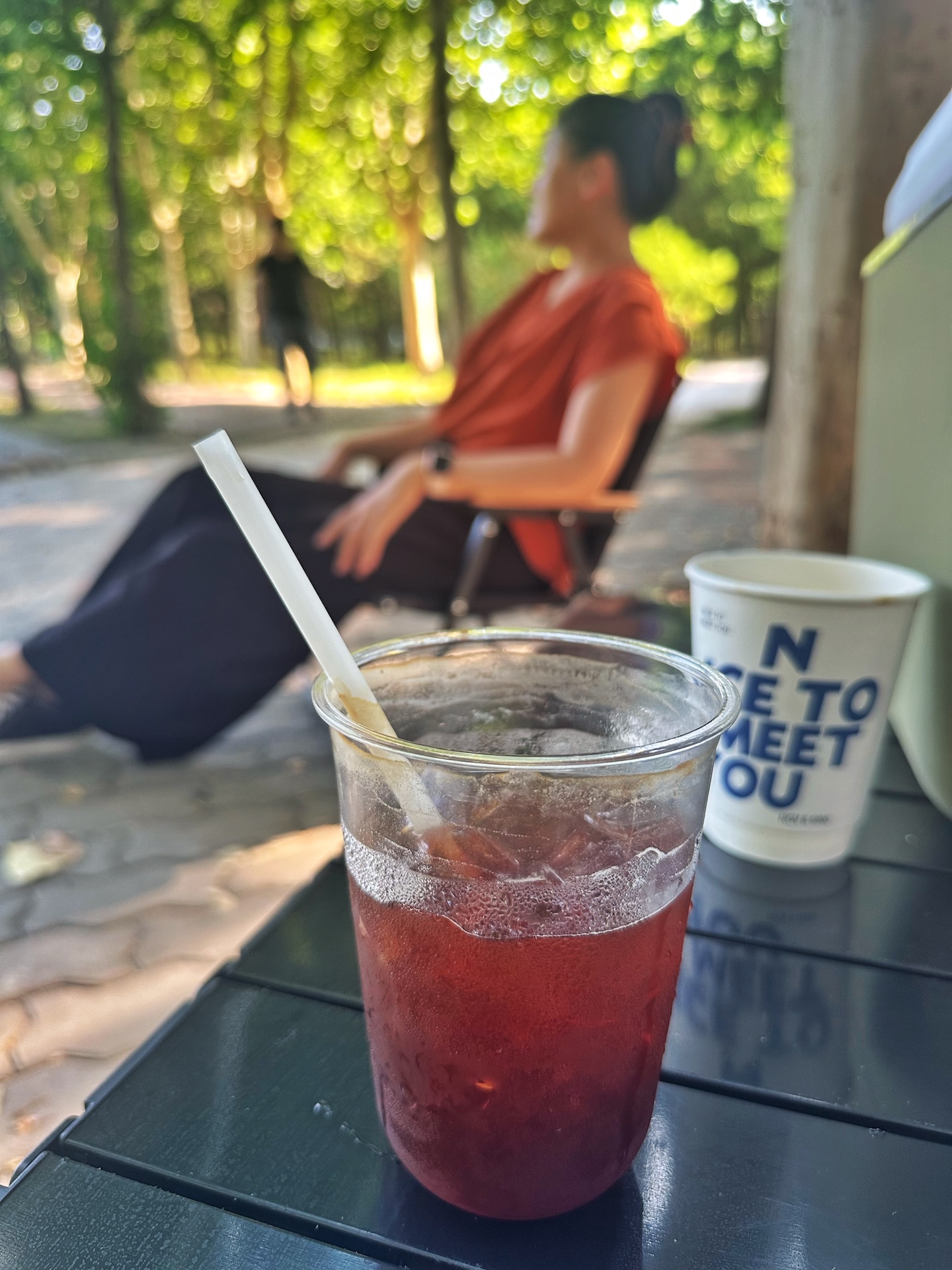 户外咖啡社交中的饮品与人物侧影